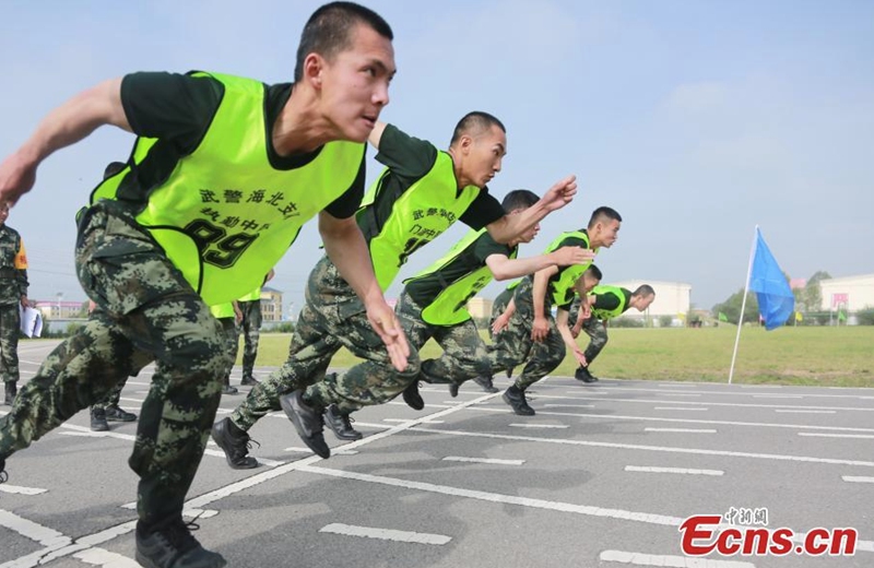 武警在中国西北部青海省参加跑步比赛。  （图片：中新社/张锁）