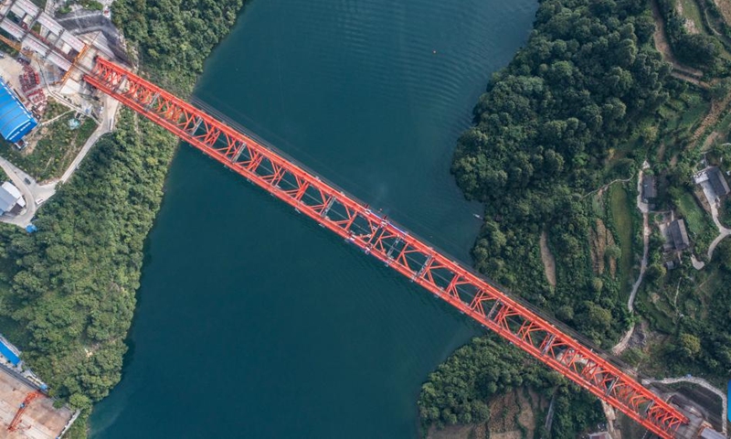 Aerial photo taken on Aug. 15, 2022 shows the construction site for the closure of Wujiang grand bridge, a main project of the expressway linking Dejiang and Yuqing, in southwest China's Guizhou Province.(Photo: Xinhua)