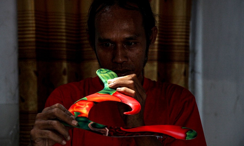 A worker checks an airbrush boomerang craft at his workshop in Bendungan village, Sragen district, Central Java, Indonesia, Aug. 22, 2022.(Photo: Xinhua)