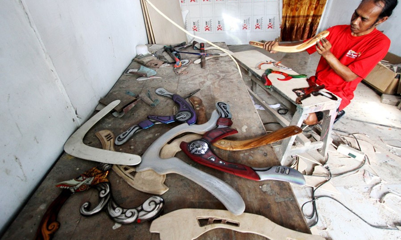 A worker makes an airbrush boomerang craft at his workshop in Bendungan village, Sragen district, Central Java, Indonesia, Aug. 22, 2022.(Photo: Xinhua)