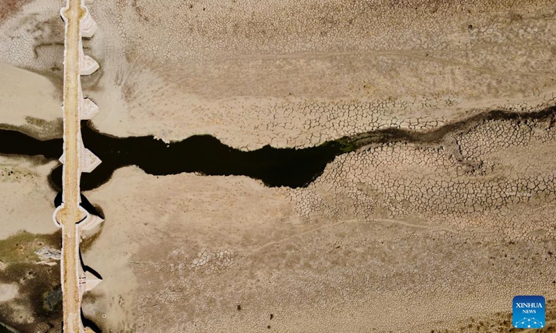 Photo taken on Aug. 15, 2022 shows a view of Cijara reservoir in Extremadura, Spain. Spain continues to suffer from one of the hottest and driest summers on record, after the highest temperatures ever recorded in July. Lack of rain has left water volumes in its reservoirs at less than 40 percent of their storage capacities -- 20 percent below the average level for this time of the year.(Photo: Xinhua)