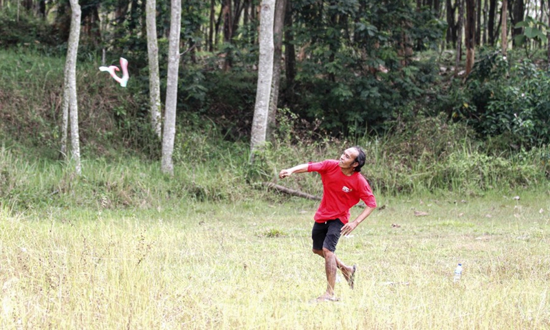 A worker tries to fly an airbrush boomerang craft in Bendungan village, Sragen district, Central Java, Indonesia, Aug. 22, 2022.(Photo: Xinhua)