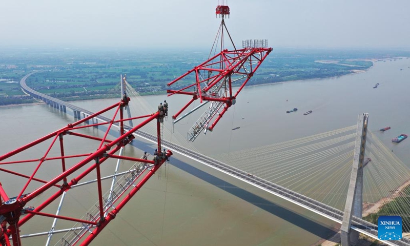 Covering a total length of 2,140.2 kilometers, the project is an important part of the China's west-to-east power transmission program.(Photo: Xinhua)