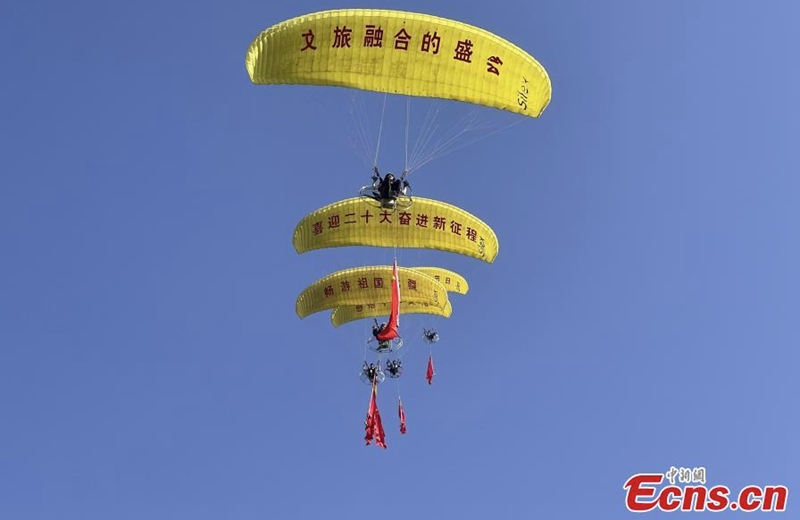 An aerobatic performance is staged at the 2022 Wuhai Aviation Carnival in north China's Inner Mongolia Autonomous Region, Aug. 17, 2022. (Photo: China News Service/Wang Jiangyu)
