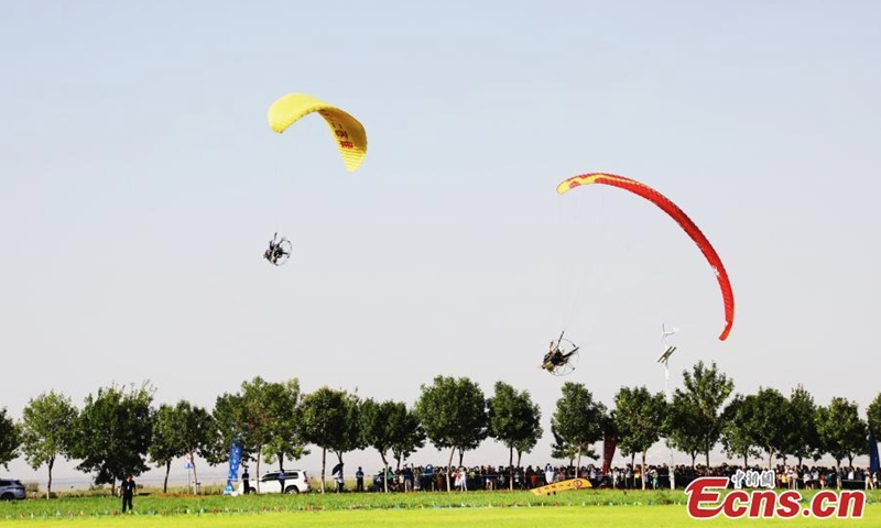 An aerobatic performance is staged at the 2022 Wuhai Aviation Carnival in north China's Inner Mongolia Autonomous Region, Aug. 17, 2022. (Photo: China News Service/Wang Jiangyu)