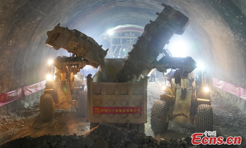Construction workers work at Jiuwandashan No. 4 tunnel on Guiyang-Nanning high speed railway in Hechi City, south China's Guangxi Zhuang Autonomous Region, Aug. 16, 2022. (Photo: China News Service/Jiang Xuelin)