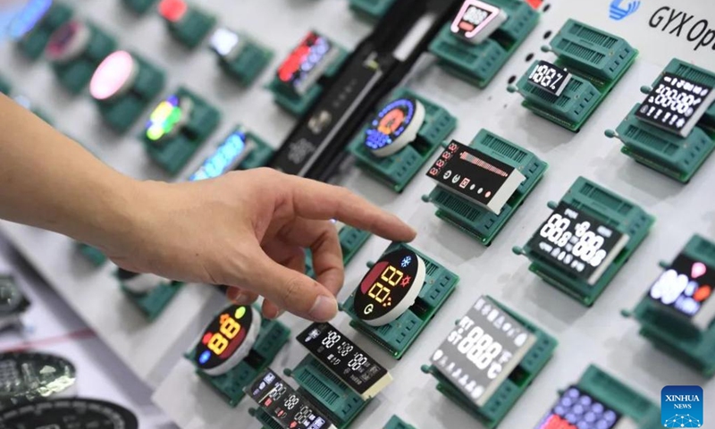 A visitor touches nixie tube screens at the 10th China Information Technology Expo in Shenzhen, south China's Guangdong Province, Aug. 16, 2022. With an exhibition area of around 100,000 square meters, the 10th China Information Technology Expo kicked off in Shenzhen on Tuesday, attracting the participation of over 1,400 enterprises.(Photo: Xinhua)