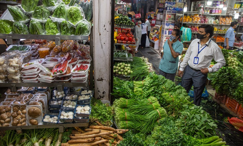 People shop at a market in New Delhi, India, April 13, 2022.(Photo: Xinhua)