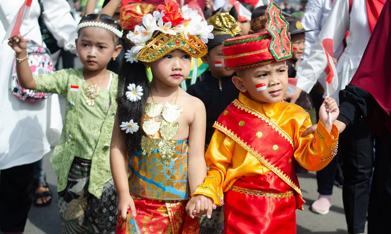 Children wearing traditional costumes participate in a cultural carnival ahead of the 77th Independence Day celebration in Lembang, Bandung, West Java, Indonesia, Aug. 16, 2022.(Photo: Xinhua)