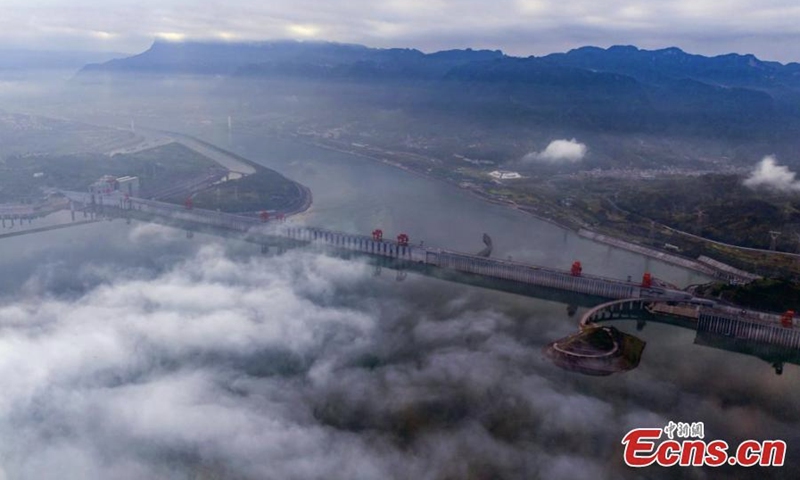 The Three Gorges Dam, the world's largest hydropower project, increases water discharge to help ease a severe drought in the middle reaches of the Yangtze River, Aug. 16, 2022. (Photo: China News Service/Zheng Jiayu)

