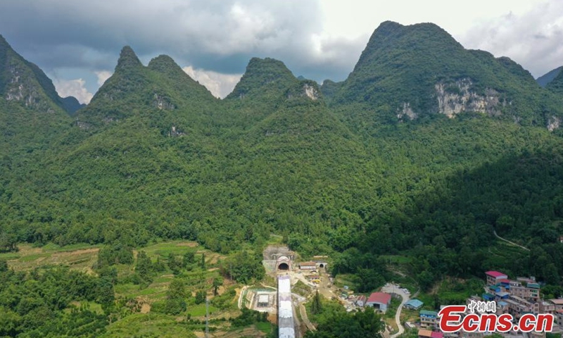 The Jiuwandashan No. 4 tunnel on Guiyang-Nanning high speed railway is drilled through in Hechi City, south China's Guangxi Zhuang Autonomous Region, Aug. 17, 2022. The Guiyang-Nanning high speed railway is expected to start operation at the end of 2023 with a designed speed of 350 kilometers per hour. (Photo: China News Service/Wang Yizhao)

