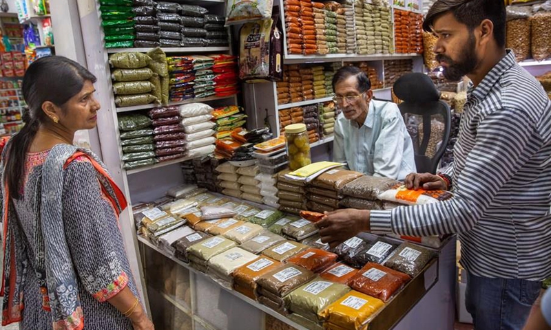 People shop at a market in New Delhi, India, April 13, 2022.(Photo: Xinhua)