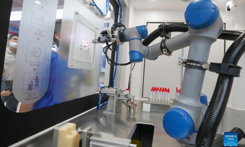 Photo taken on Aug. 18, 2022 shows a nucleic acid testing booth using a robot to take samples during an expo of the World Robot Conference 2022 (WRC 2022) in Beijing, capital of China. The WRC 2022 is held from Aug. 18 to 21 in Beijing. More than 500 sets of robots are displayed during the conference and over 30 of them make their world debuts in Beijing.(Photo: Xinhua)