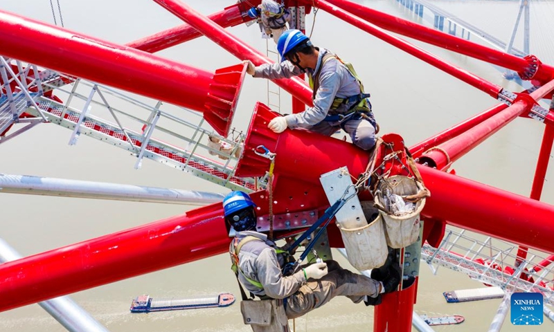 The construction work on the north power transmission tower of Baihetan-Zhejiang 800-kilovolt UHV direct current power transmission project has been completed on Tuesday, marking the completion of all power transmission towers across the Yangtze River of the Anhui section of the project.(Photo: Xinhua)