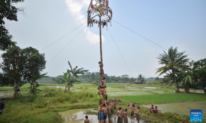 Children participate in a slippery pole climbing game to celebrate the 77th Independence Day at Rabak village, Bogor district of West Java province, Indonesia, Aug. 17, 2022.(Photo: Xinhua)