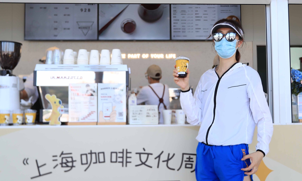 People enjoy coffee in Shanghai during Shanghai Coffee Culture Week. Photos: IC