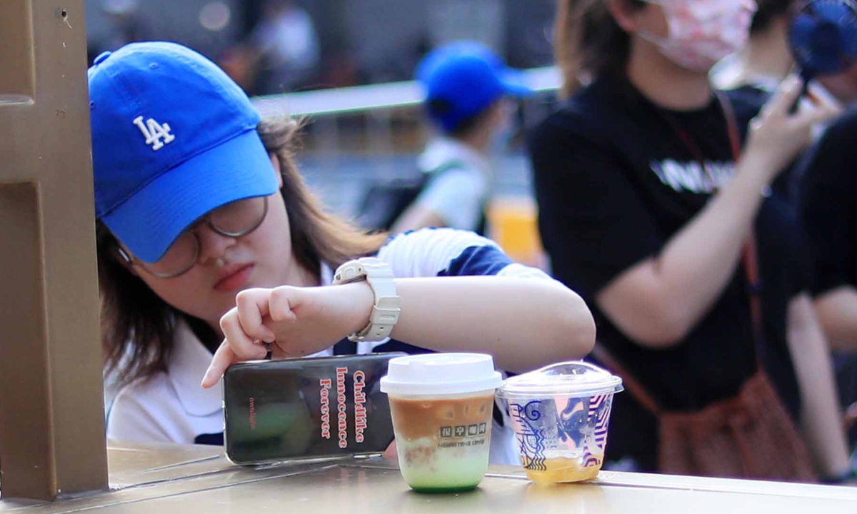 People enjoy coffee in Shanghai during Shanghai Coffee Culture Week. Photos: IC