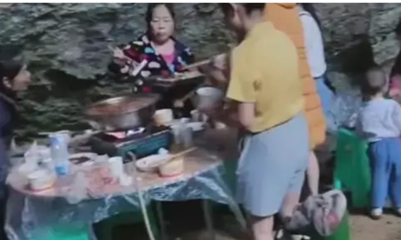 A video of a group of people eating hot pot in a cave in Southwest China's Chongqing Municipality went viral online on August 20, 2022.Screenshot of Sichuan Observation
