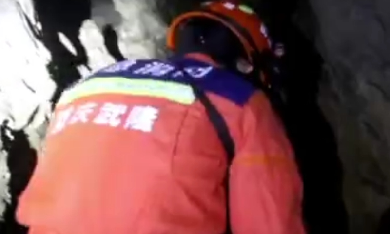 A family of 11 people went to a nearby cave to escape from the summer heat. However, nine of them, including two people over 70 years old and five children, got lost, trapped in the cave and lost contact.Screenshot of Toutiao News