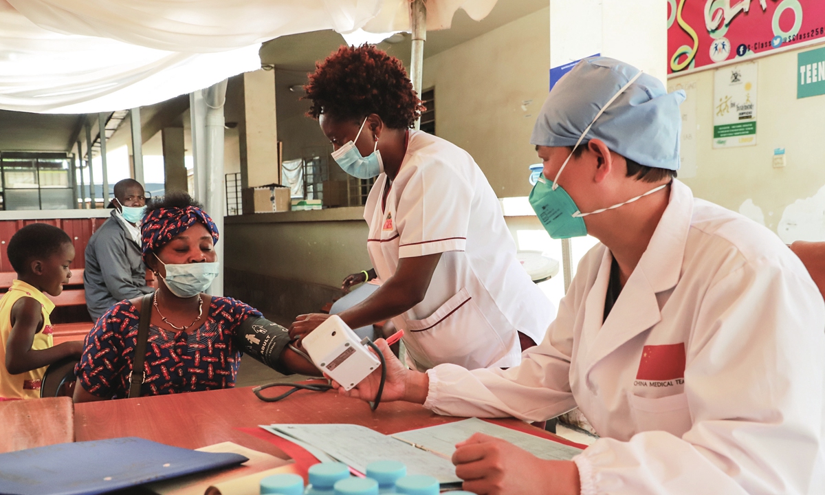Doctor Mao Lin (right) from China examines a patient with a local nurse at the China-Uganda Friendship Hospital in Kampala, capital of Uganda on August 19, 2022, which is China's Doctors' Day. Mao's team is the 22nd Chinese medical team to arrive in Uganda since 1983. Photo: Xinhua