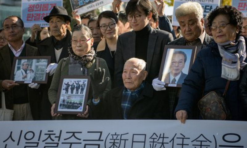 Lee Chun-sik (center), a victim of forced labor by Japan during its colonial rule of the Korean Peninsula from 1910 to 1945, is surrounded by supporters and relatives outside the supreme court in Seoul on October 30, 2018. Photo: AFP