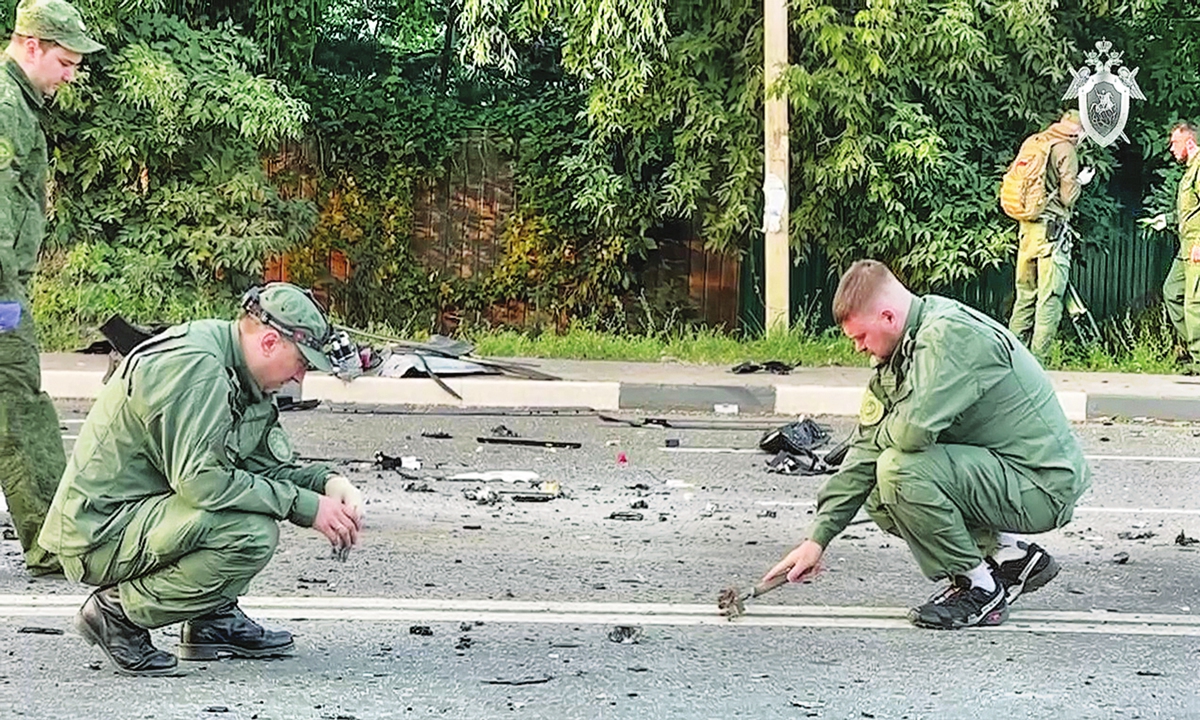 In this handout video grab released by the Russian Investigative Committee on August 21, 2022, investigators work at the site of a car blast which killed journalist Daria Dugina, the daughter of Russian political philosopher and analyst Alexander Dugin, in the Odintsovsky district of Moscow region, Russia. The investigating authorities opened a criminal case on the fact of murder. Photo: VCG