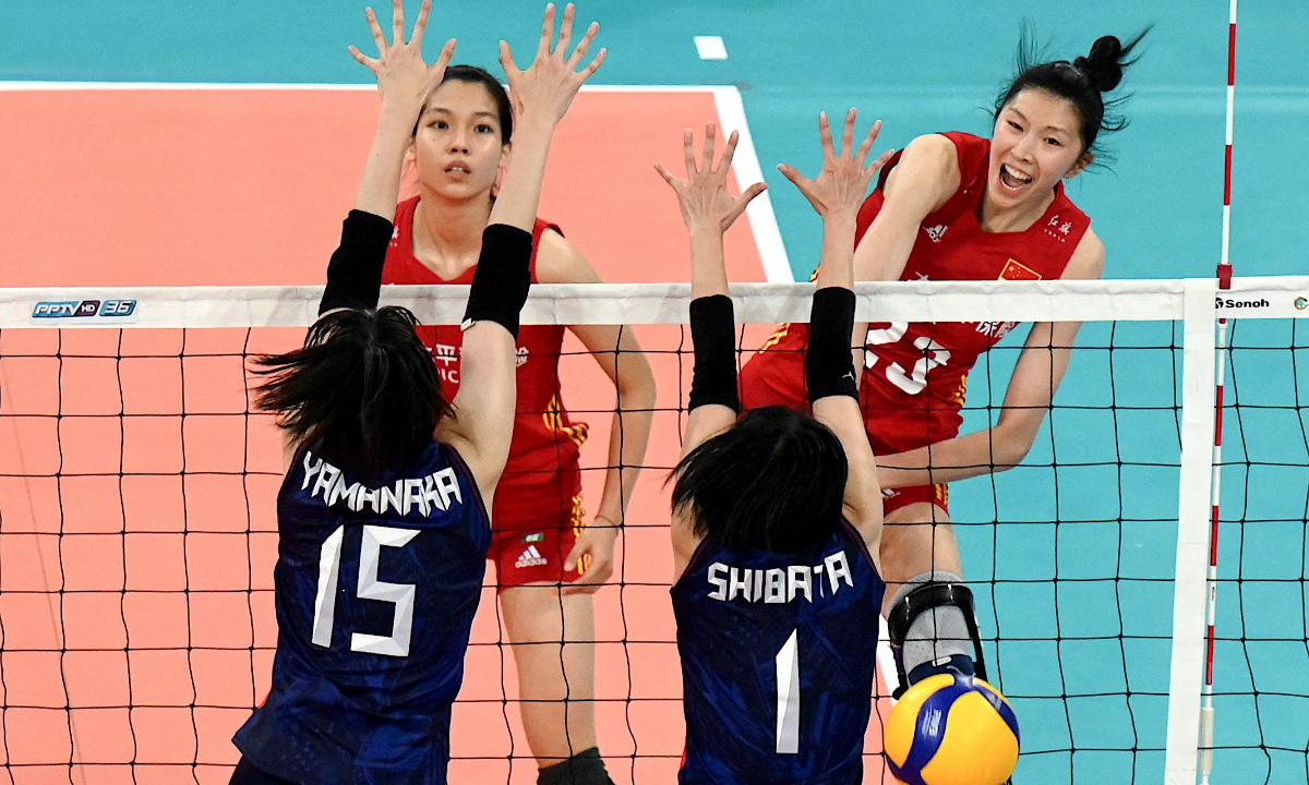 China’s Wu Mengjie (first right) spikes the ball during the AVC Cup for Women final between China and Japan in Pasig, the Philippines on August 29, 2022. Photo: VCG