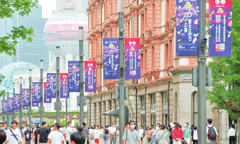 Nanjing Road in Shanghai is packed with travelers and local residents on August 21, 2022. As the metropolis kicks off a citywide nightlife festival with a variety of sales promotion activities, local shopping malls are crowded with consumers, in a sign of robust economic activity. Photo: cnsphoto