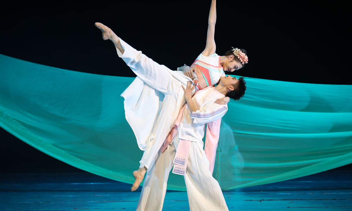 The performance of <em>Seven</em> Photo: Courtesy of China Ethnic Song and Dance Ensemble