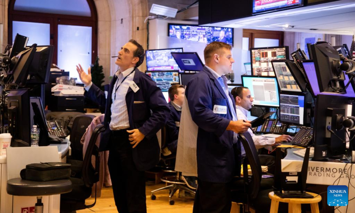 Traders work at the New York Stock Exchange (NYSE) in New York, the United States, on Aug. 26, 2022. Photo:Xinhua
