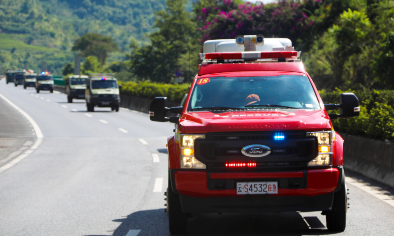 Rescue vehicles from Yunnan rush to the scene of the mountain fire in Chongqing. Photo: Yunnan Provincial Forest Fire Brigade