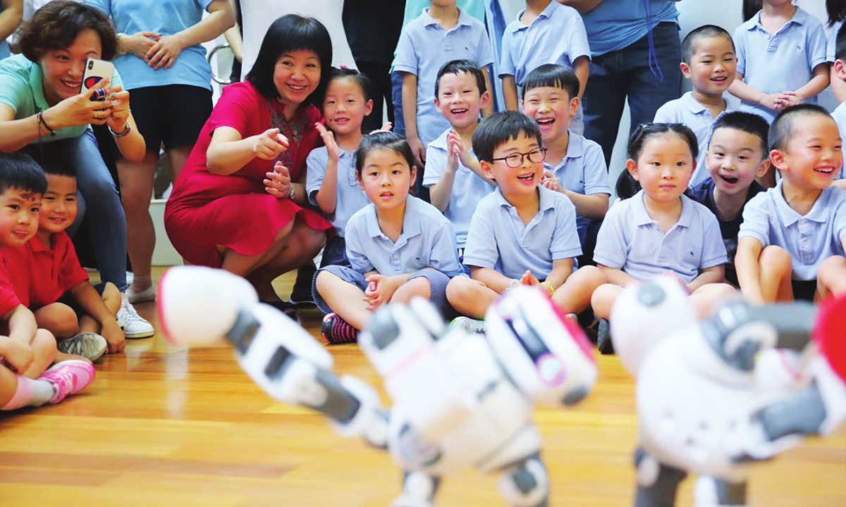 Gong Min with kindergarten children while watching a robot show in September 2019. Photo: Courtesy of Gong
