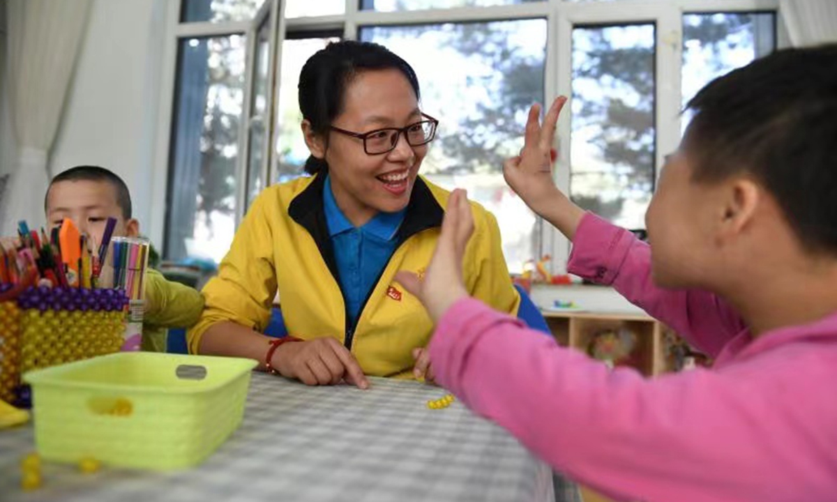 Cui Jie gives lessons to the children in the Hohhot Children's Welfare House. Photo: Courtesy of Cui