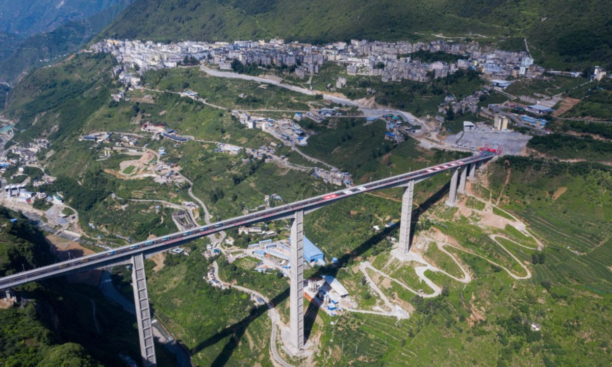 Aerial photo taken on June 30, 2022 shows a view of a mega bridge above the Jinyang River, which connects the old and new districts of Jinyang County, in southwest China's Sichuan Province. Photo:Xinhua