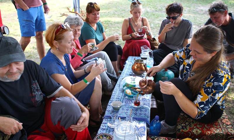 People taste Turkish tea at a stand during the Cajomir Fest, an international tea festival, in Prague, the Czech Republic, on Aug. 21, 2022.Photo:Xinhua
