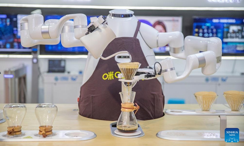 A smart robot makes coffee at the venue of the 2022 Smart China Expo in southwest China's Chongqing, Aug. 21, 2022.Photo:Xinhua