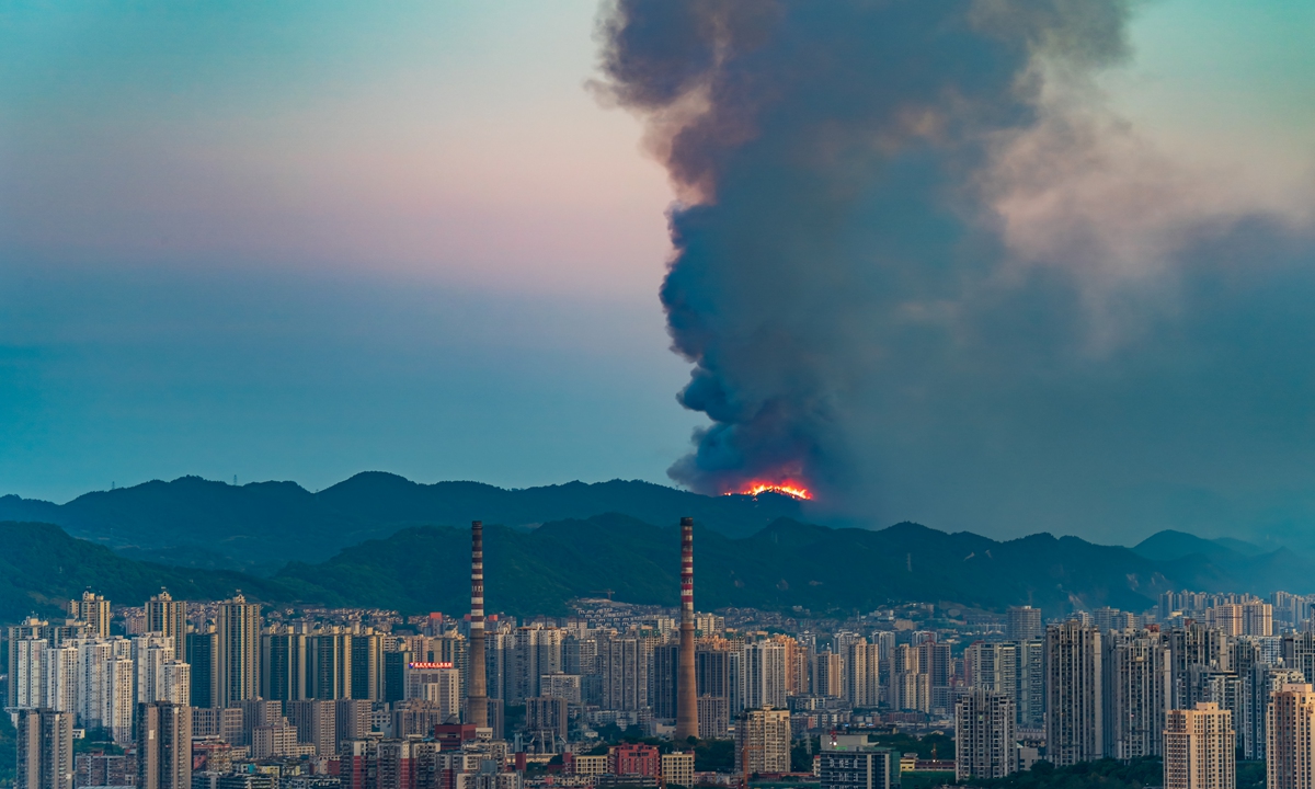 A mountain forest fire with smokes seen in Southwest China's Chongqing on Monday Photo: VCG