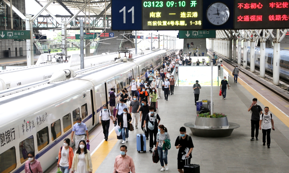 Passengers catch a train at Nanjing Railway Station in East China's Jiangsu Province, on August 31, 2022. A total of 440 million trips were made during the 62-day summer period of railway travel, with an average of 7.168 million trips and 8,367 trains a day, according to data released by China Railway. Photo: cnsphoto