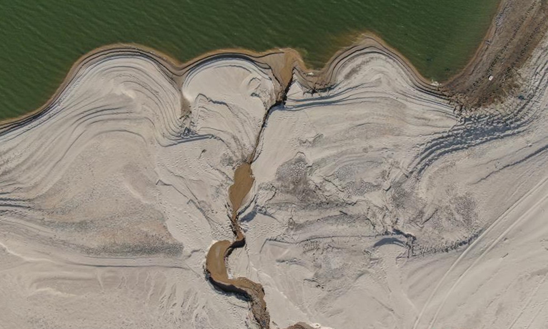 Riverbed of Poyang Lake is exposed in Jiujiang city, east China's Jiangxi Province, Aug. 21, 2022.Photo: China News Service
