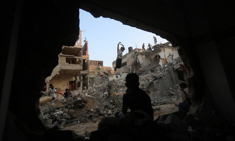 Young people practice parkour over the rubbles of the destroyed houses in the southern Gaza Strip city of Rafah, on Aug. 20, 2022.Photo:Xinhua