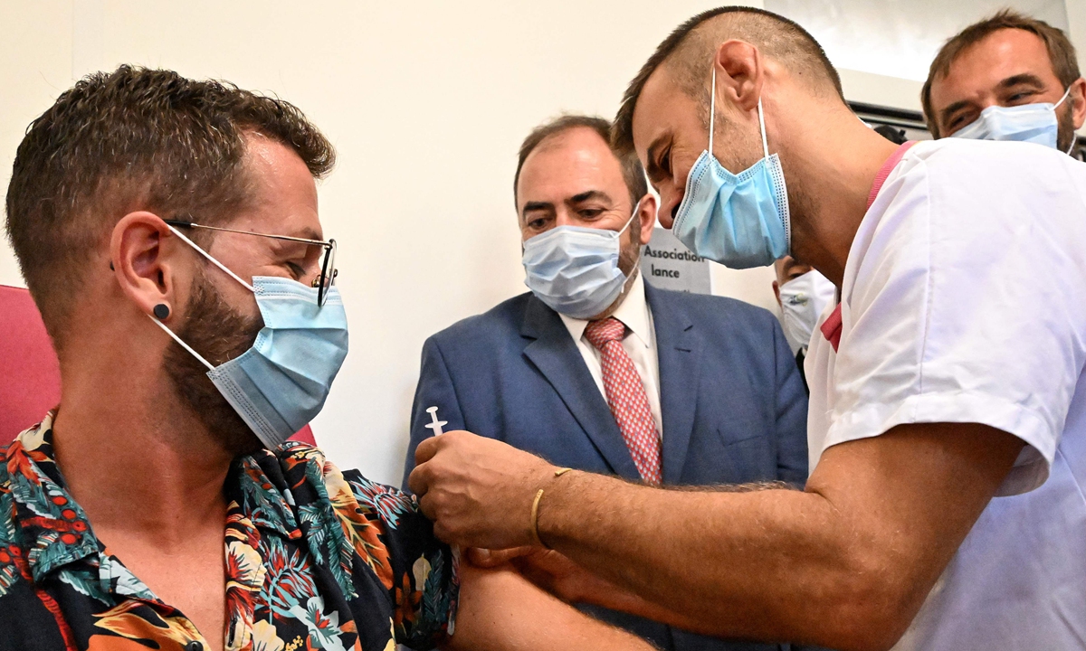 France's Minister of Health Francois Braun (center) looks on as a man receives a monkeypox vaccination at a medical institute in Montpellier, France, on August 23, 2022. More than 40,000 monkeypox cases have been reported globally, World Health Organization said on August 23. Photo: VCG
