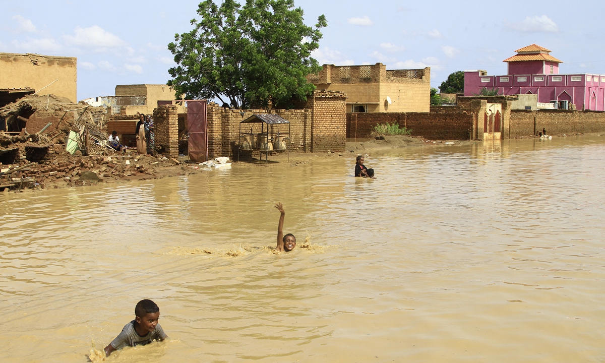 Sudanese children swim in flood water in the town of Iboud, 250 kilometers south of the capital Khartoum, on August 22, 2022. Photo: AFP