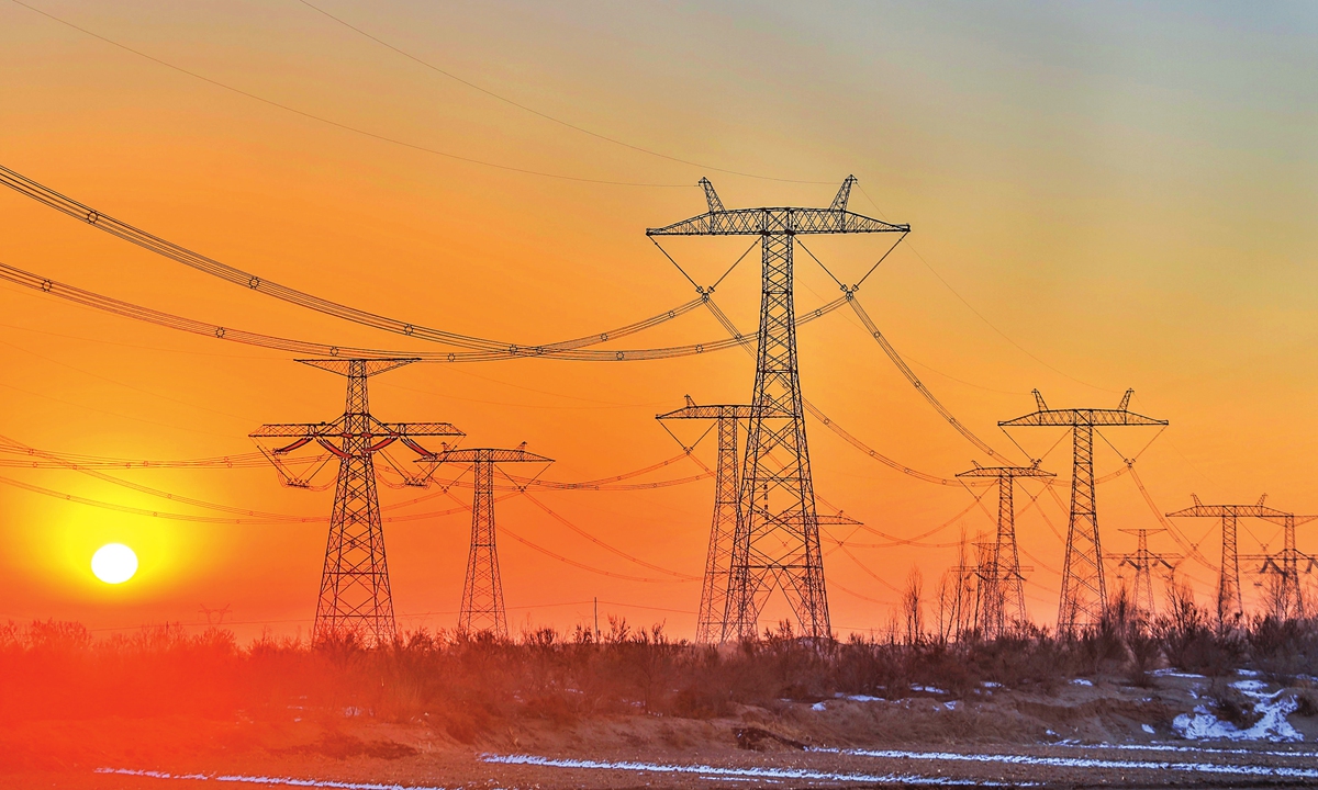 Sunrise over the ultra-high voltage lines of the west-to-east electricity transmission project in Wuwei, Gansu Province, on January 1, 2022 Photo: IC