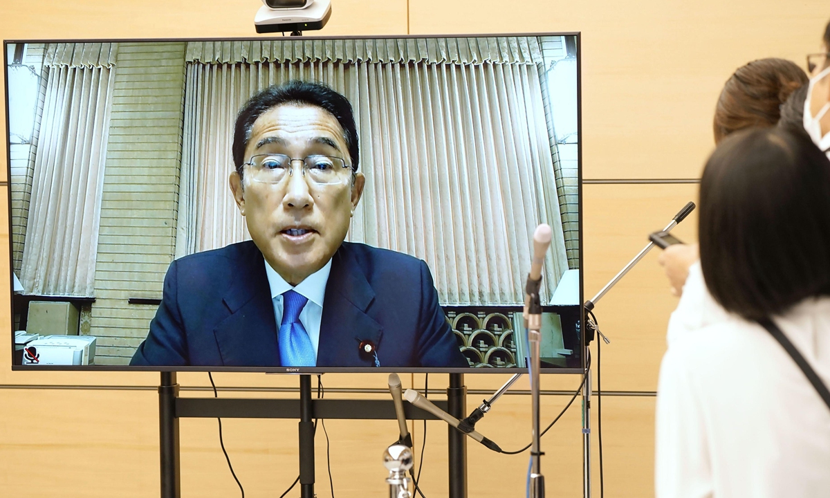 Reporters listen at Japanese Prime Minister Fumio Kishida's office in Tokyo as he (seen on screen) holds an online press conference on August 24, 2022. Kishida, who has contracted COVID-19, announced Japan will stop mandating pre-arrival coronavirus tests for vaccinated travelers from September 7. Photo: VCG 