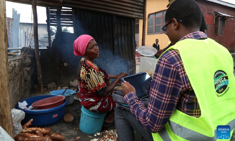 A census taker (R) conducts a population and housing information survey in Dar es Salaam, Tanzania on Aug. 23, 2022. Tanzania on Tuesday began conducting its National Population and Housing Census with President Samia Suluhu Hassan being among the first persons to be counted at State House in Chamwino in the capital Dodoma.(Photo: Xinhua)
