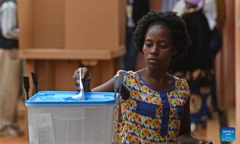 A woman casts her ballot at a polling station in the Province of Luanda, Angola, Aug. 24, 2022.(Photo: Xinhua)