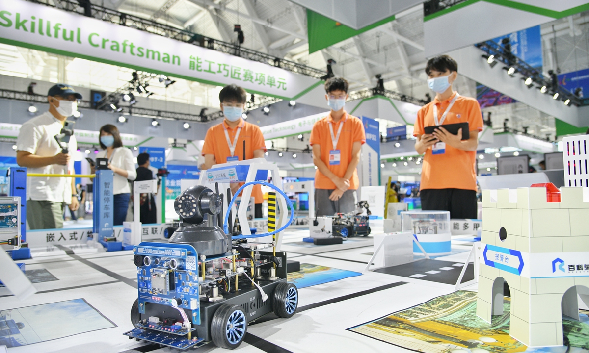 Contestants command robots to demonstrate the intelligent transportation of a sandbox on the first World Vocational College Skills Competition held in Tianjin on August 19, 2022. Photo: VCG