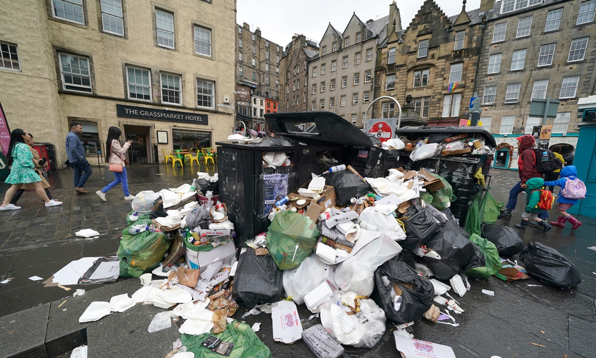 Overflowing bins in the Grassmarket area of Edinburgh where cleansing workers from the City of Edinburgh Council are on the fourth day of eleven days of strike action. Workers at waste and recycling depots across the city have rejected a formal pay offer of 3.5 percent from councils body Cosla. Picture date: Wednesday August 24, 2022. Photo: VCG