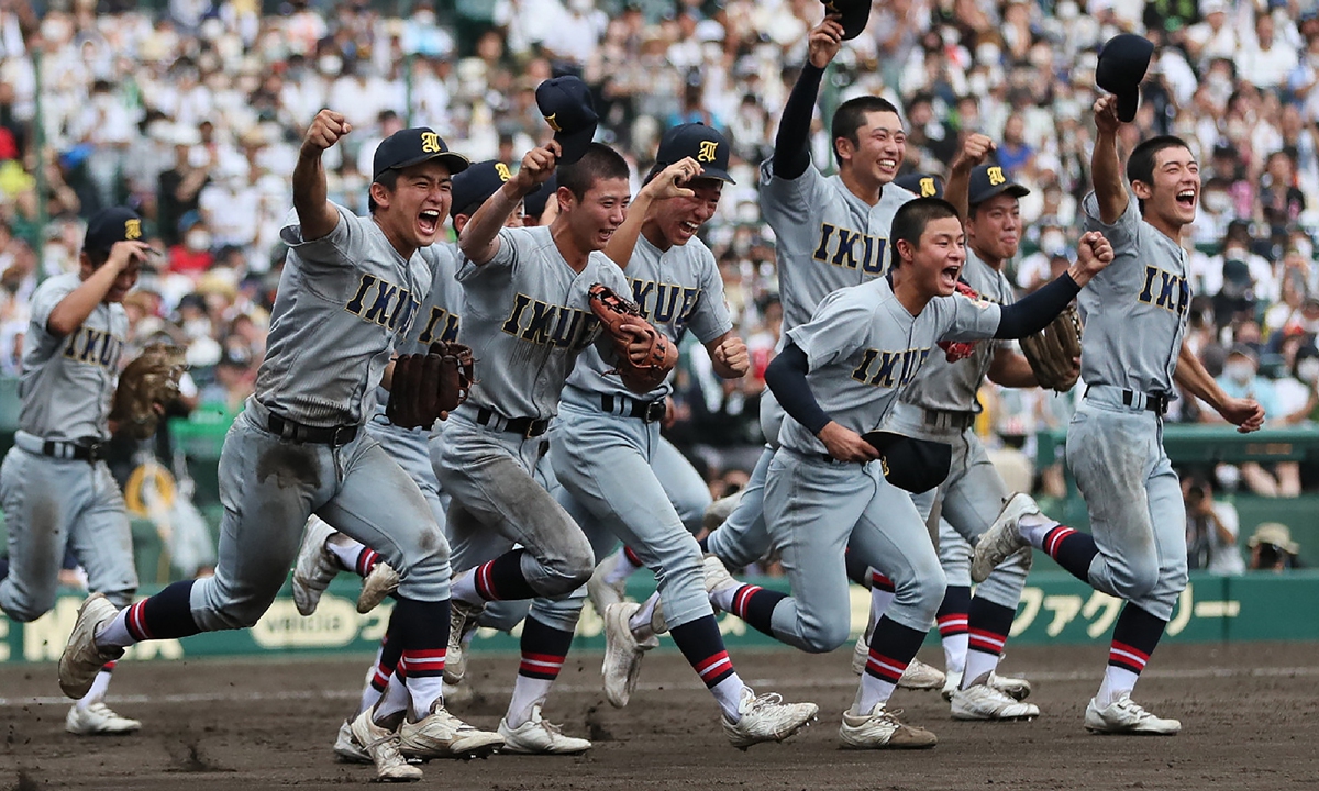 Members of Sendai Ikuei, a school in Miyagi Prefecture, celebrate their victory at Koshien Stadium in Nishinomiya, Japan on August 22, 2022. Photo: AFP