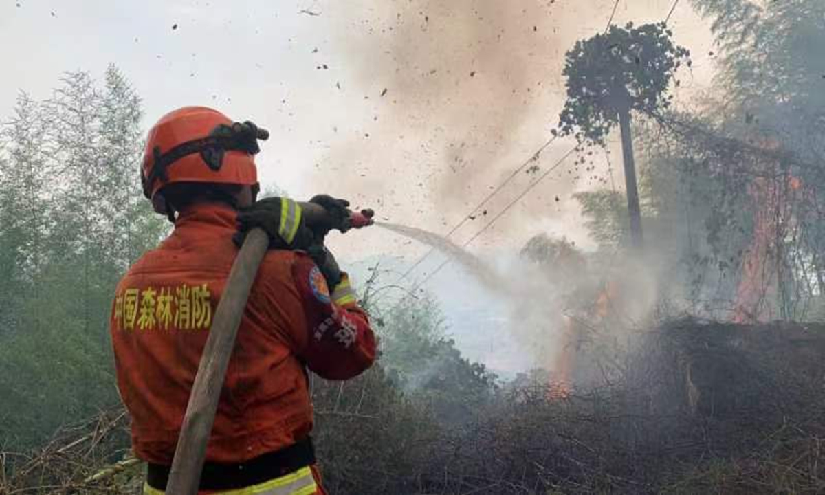 A fireman is fighting fire in Chongqing. Photo: Courtesy of Kunming forest firefighting branch